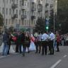 Мер поздравляет молодоженов